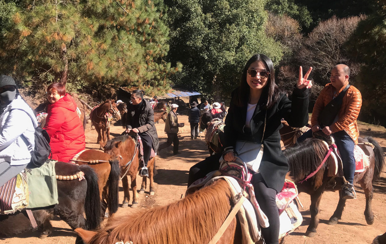 吃罷中午飯就是中外的茶馬古道—騎馬之旅！